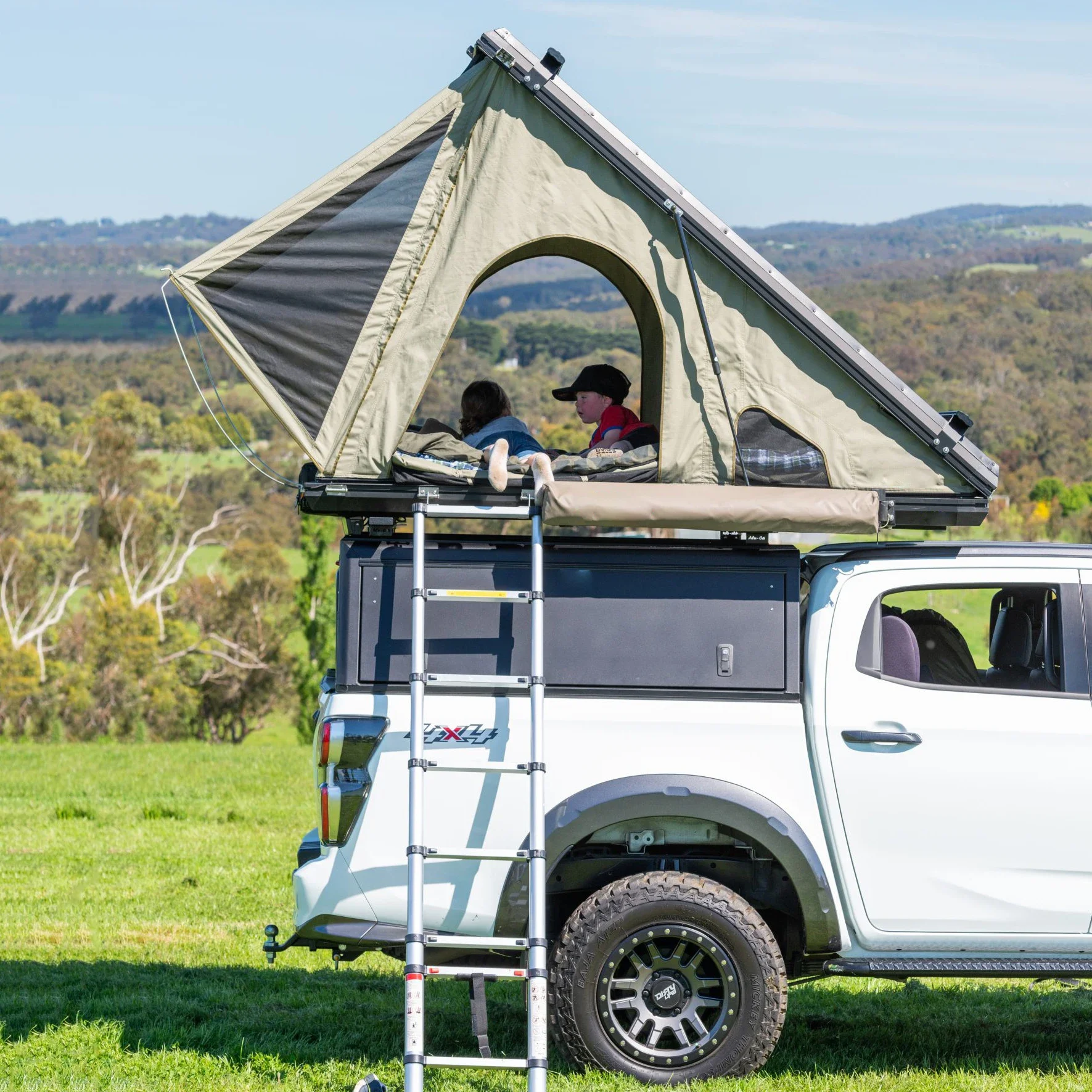 Roof Top Tent Soft Shell 3 Person - 2023年ホットセール 2～3人用 ソフトシェル アルミ製トップルーフ ルーフトップテント ハードシェル