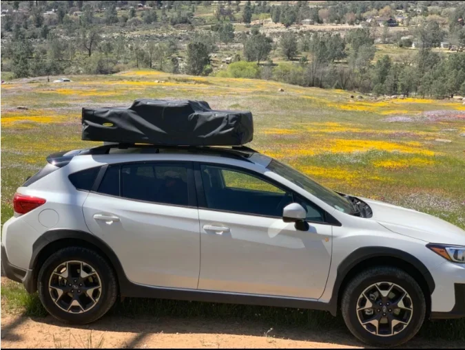 付属の防水ルーム付き4x4 1～2人用アルミ製キャンピングカ - Roof Top Tent Soft Shell 3 Person のレビューと価格